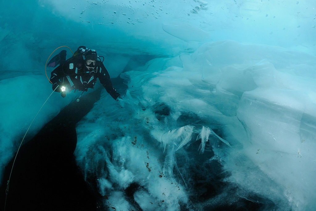 Ice Diving no Lago Baikal, na Rússia