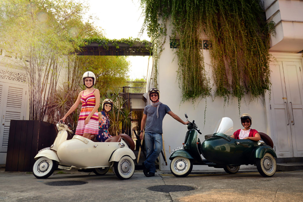 passeio é feito a bordo de Vespas Sidecar por Singapura