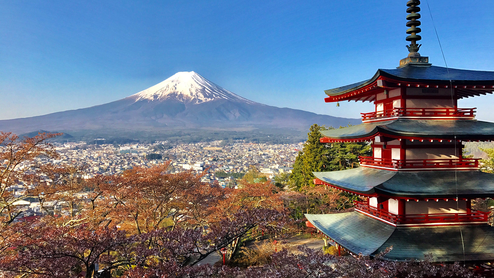 Paisagem com monte Fuji ao fundo e arquitetura clássica japonesa