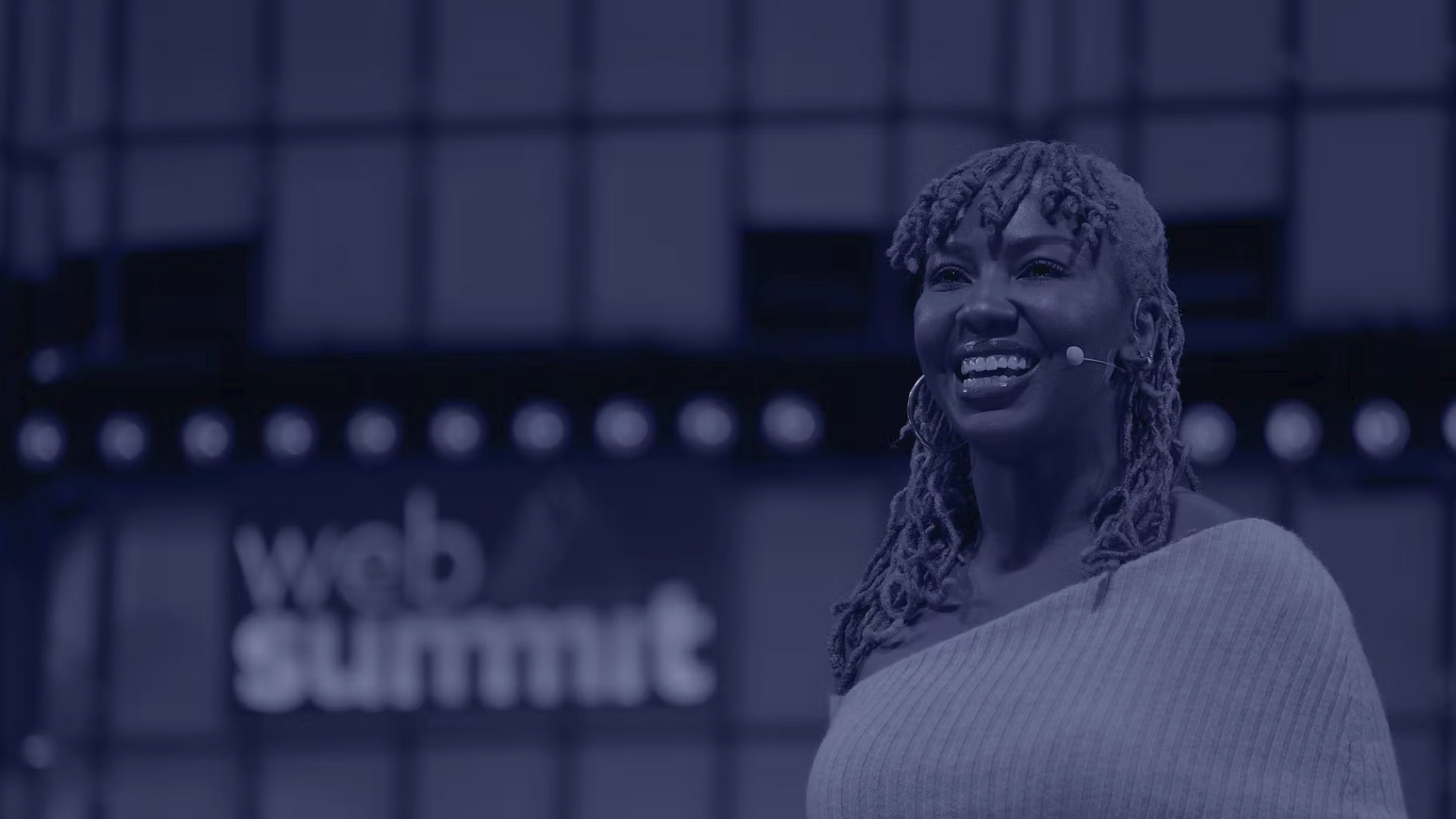 Mulher falando no palco do Web Summit